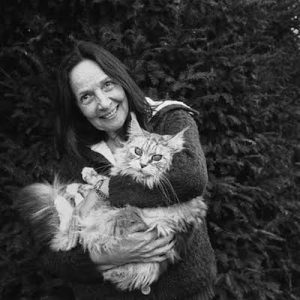 Dominique, now living in the U.A.E. is  actually in France to set up a series of conférences and healing sessions. She always travel with her cat Bletanka. ( La colle sur Loup, feb.25, 2016 )