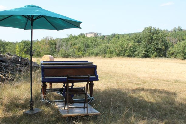 Le piano bleu poursuit sa route